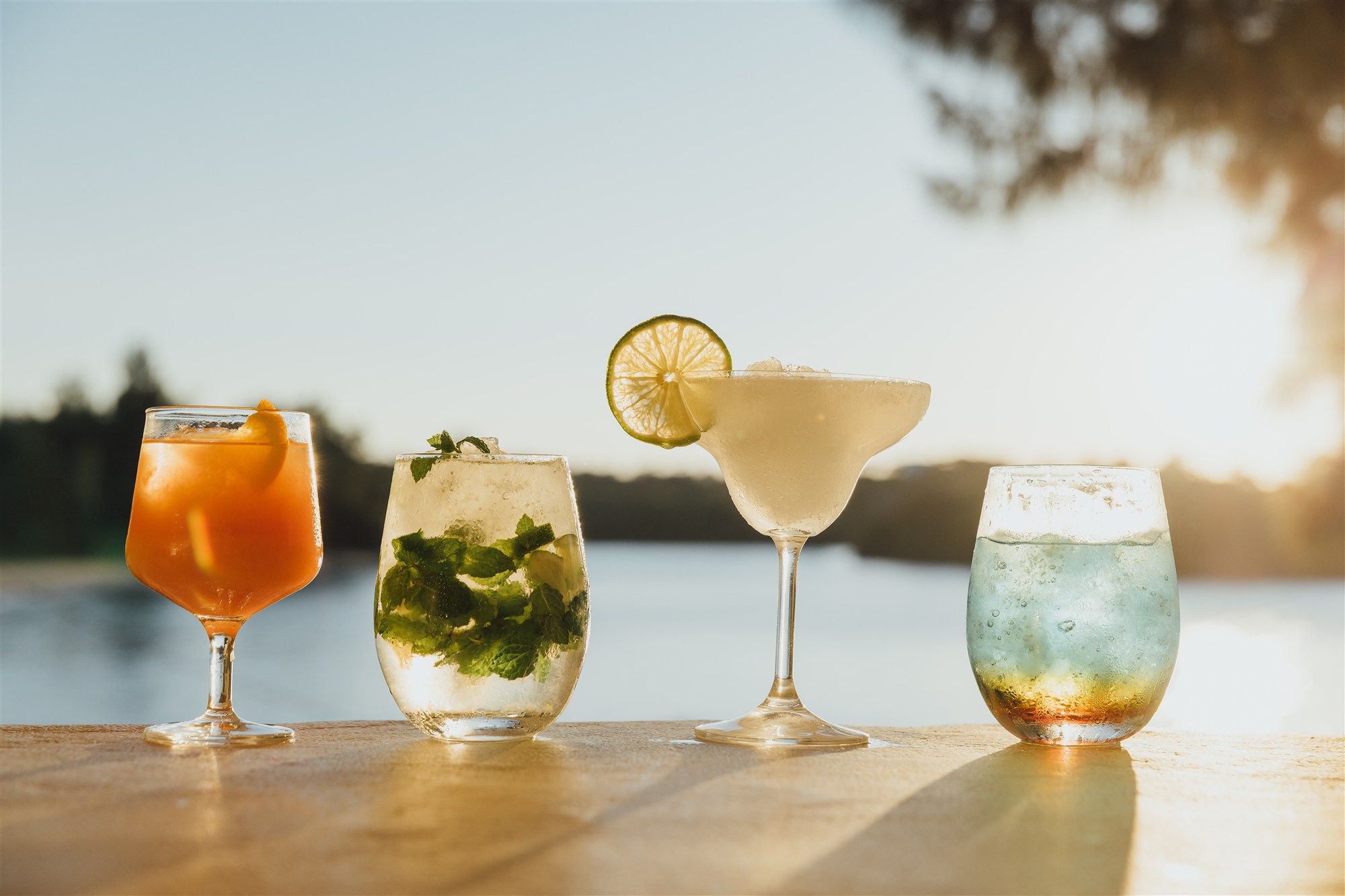 RYUKYU BEACH CLUBで海を背景に並ぶカクテル